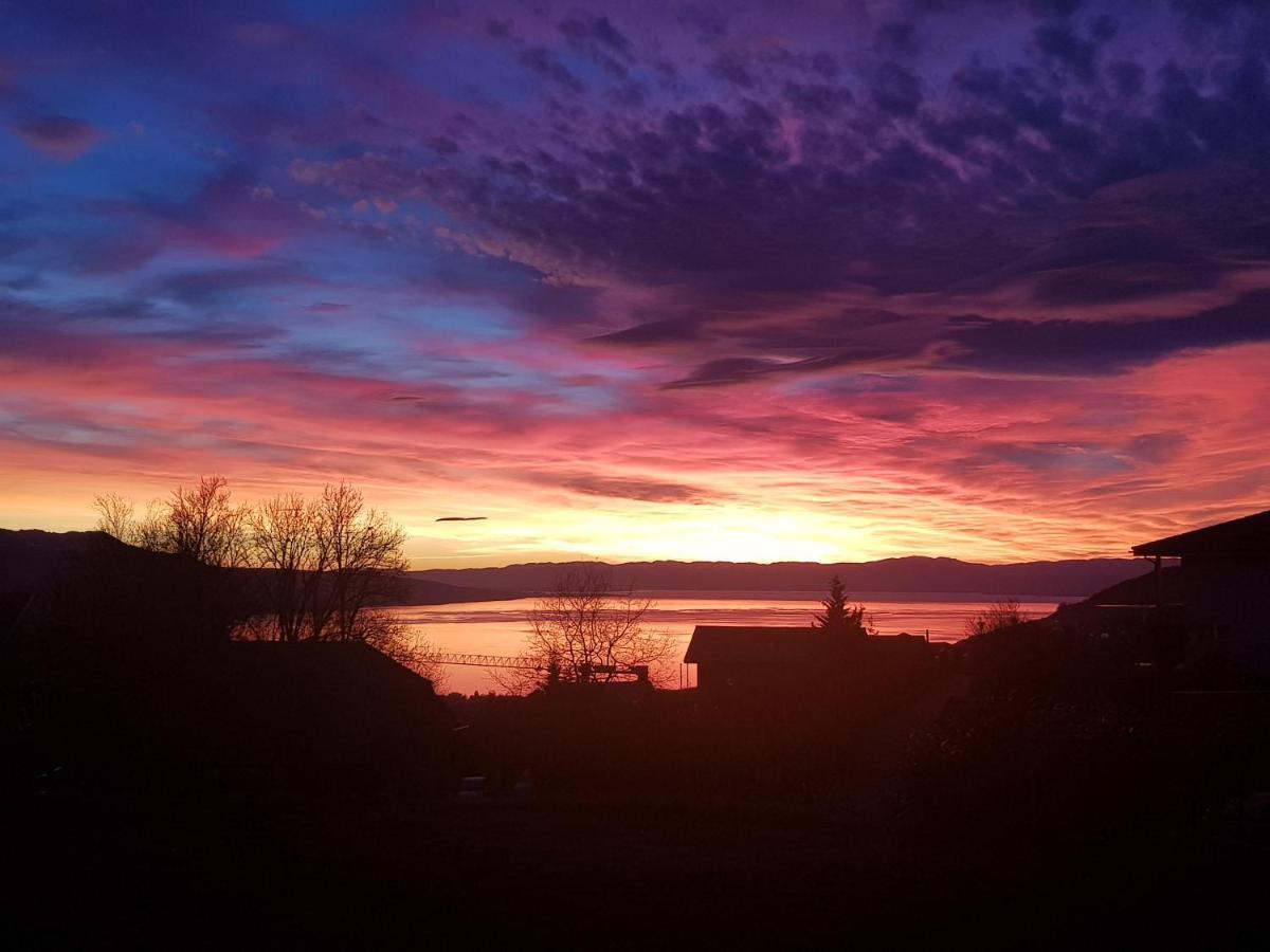 Montreux Holiday Home Luaran gambar