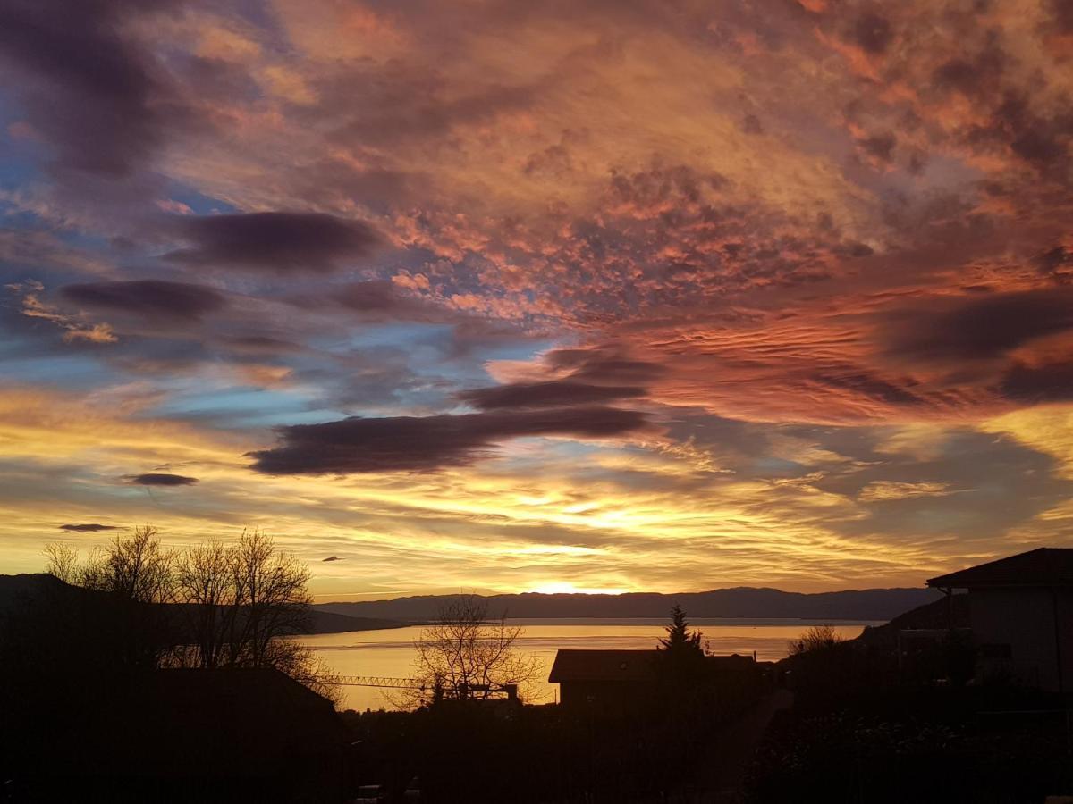 Montreux Holiday Home Luaran gambar
